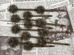 アンティークブロンズ 花形ヘアピン 12個セット　透かし台座付きヘアピン