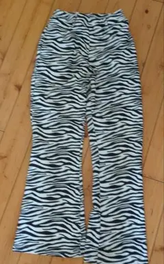ゼブラ柄 フレアパンツ Mサイズのサムネイル