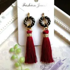 タッセル付き黒赤ピアス/イヤリング(ハンドメイド)