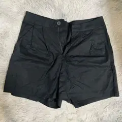 黒のショートパンツ