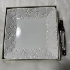 ディズニーパーティープレート　ミッキーマウス装飾の白い皿とトング