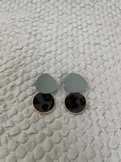 グレーと黒のドロップ型ピアス