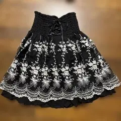 アクシーズファム 刺繍入り黒フレアスカート