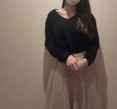 黒のVネック長袖トップス