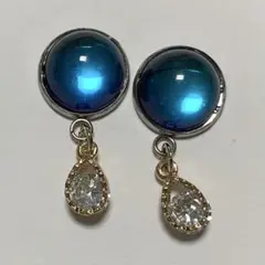 ハンドメイドピアス 青 オーロラ 揺れるチャーム付き イヤリング可 大人可愛い