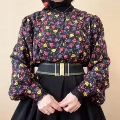 ★小花柄ノーカラーシャツブラウス パフスリーブ 昭和レトロ ヴィンテージ 黒 赤
