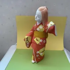 赤色花柄の陶器製日本人形