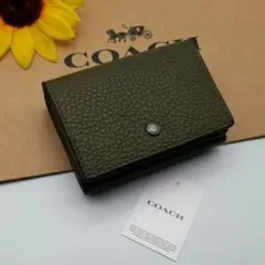 最新作 COACH 三つ折り財布 新品 オリーブ×ドラム×エルム レザー メンズ
