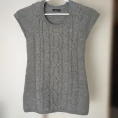 COMME CA ISM グレー ノースリーブ ケーブルニット