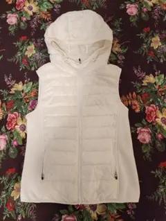 ユニクロ　UNIQLO ウルトラライトダウン　フード付きベスト　M オフホワイト