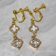 クローバーモチーフ イヤリング ゴールド クリア キラキラ 揺れる