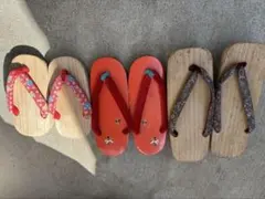 伝統的な木製下駄 花柄鼻緒付き