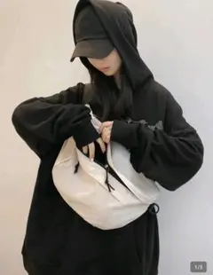 ホワイト ショルダーバッグ メッシュポケット付きのサムネイル