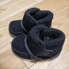 ニューバランス　ブラック キッズショートブーツ マジックテープ付き　12センチ