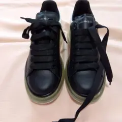 Alexander McQueen ブラックスニーカーのサムネイル