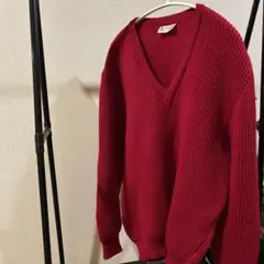 赤いリブ編みVネックセーター