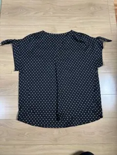 水玉模様の半袖シャツ