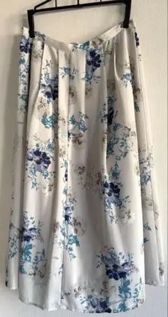 ナチュラルビューティーベーシック　フラワープリント 膝丈フレアスカート