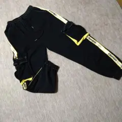 黒のロングパンツ サイドストライプ付き