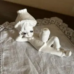 白い陶器製の人形香炉