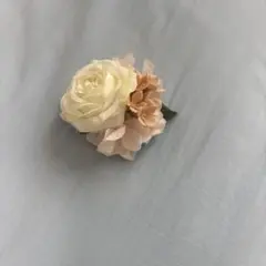 ホワイトとピンクの花コサージュ