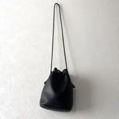 ユニクロ　レザータッチミニドローストリングショルダーバッグ　ブラック