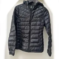 ユニクロ　ブラックフード付きダウンジャケット