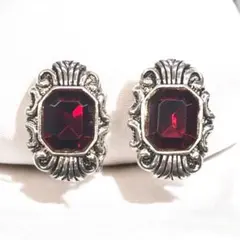 赤いストーンのオーバル型アンティークデザインイヤリング