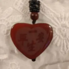 赤色ハート型天然石のネックレス