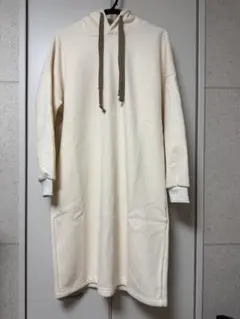 フード付きクリーム色ロングワンピース