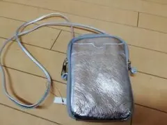 １回使用★極美品★シルバーのスマホショルダー　スマホポーチ　ポシェット