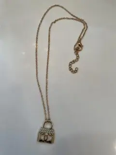ロック型ペンダントネックレス