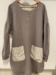 グレー・ブラウン ボタン付き スモック　保育士