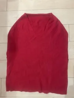 赤いノースリーブVネックセーター