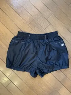New Balance / ブラックショートパンツ