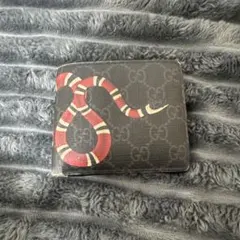 Gucci 蛇デザイン 二つ折り財布