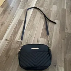 ブラック ショルダーバッグ チェーンストラップ付き