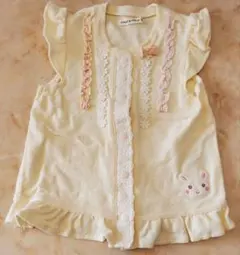 フリル付きクリーム色トップス