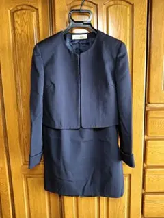 ノーカラースーツ