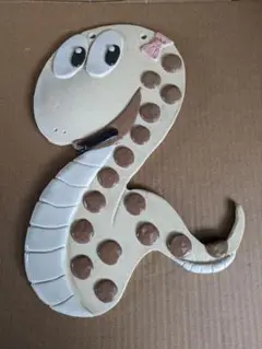 ヘビの形の陶器壁掛け