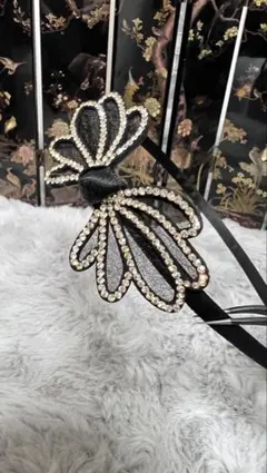 エレガントなストーン装飾ヘアバンド