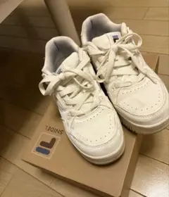 スナイデル✖️FILA ホワイト スニーカーのサムネイル