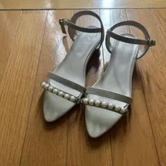 パール装飾付きベージュハイヒールパンプスM