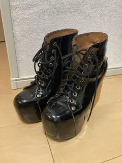 黒エナメルレースアップブーツ ジェフリーキャンベル