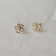 ピアス シンプル 上品 高級感 小ぶり ミニ ールド 桜 花 フラワー 小さい