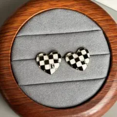 ブラック×ホワイト チェック柄ハートピアス　個性可愛いデザイン