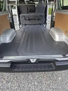 新車取り外し　200系ハイエース荷台カーペットのサムネイル