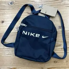 新品タグ付き NIKE スポーツウェア ミニバックパック 6L ネイビーのサムネイル