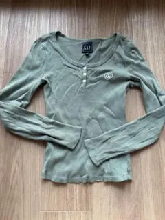 GAP オリーブグリーン ヘンリー長袖トップス