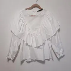 【新品未使用】ZARA　フリル付きホワイト長袖ブラウス